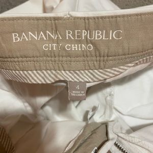 White Banana Republic size 4 chino pants